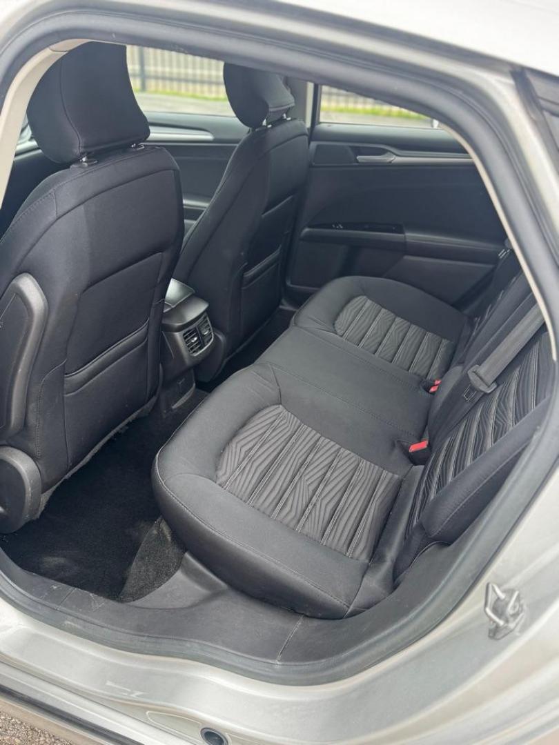 2016 SILVER FORD FUSION SE (3FA6P0H74GR) with an 2.5L engine, Automatic transmission, located at 1507 S Hwy 67, Cedar Hill, TX, 75104, (972) 293-1833, 32.556370, -96.973297 - Photo#4