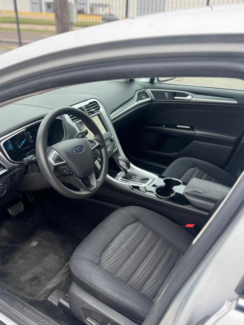 2016 SILVER FORD FUSION SE (3FA6P0H74GR) with an 2.5L engine, Automatic transmission, located at 1507 S Hwy 67, Cedar Hill, TX, 75104, (972) 293-1833, 32.556370, -96.973297 - Photo#5