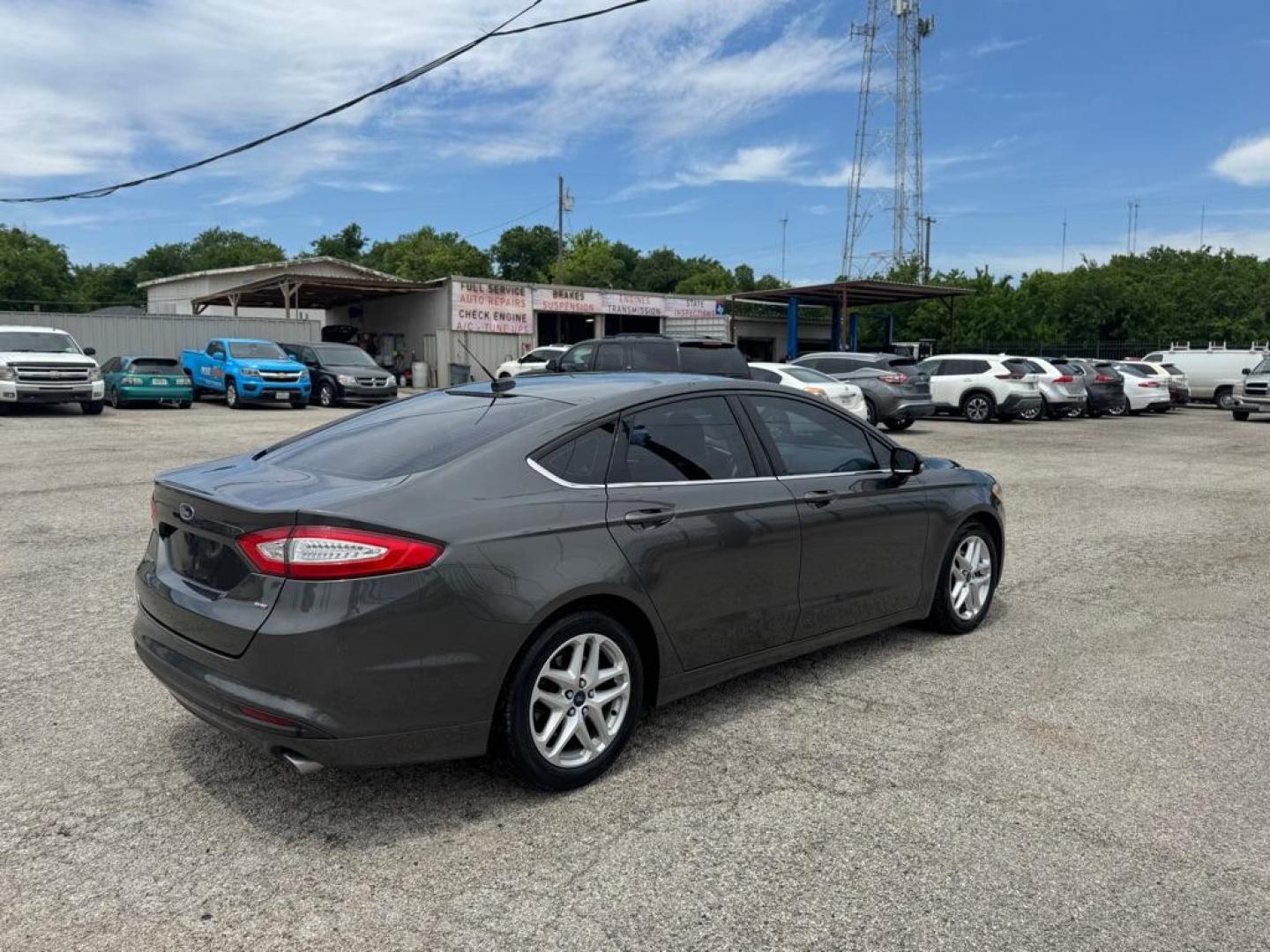 2016 GRAY FORD FUSION SE (3FA6P0H71GR) with an 2.5L engine, Automatic transmission, located at 1507 S Hwy 67, Cedar Hill, TX, 75104, (972) 293-1833, 32.556370, -96.973297 - Photo#2