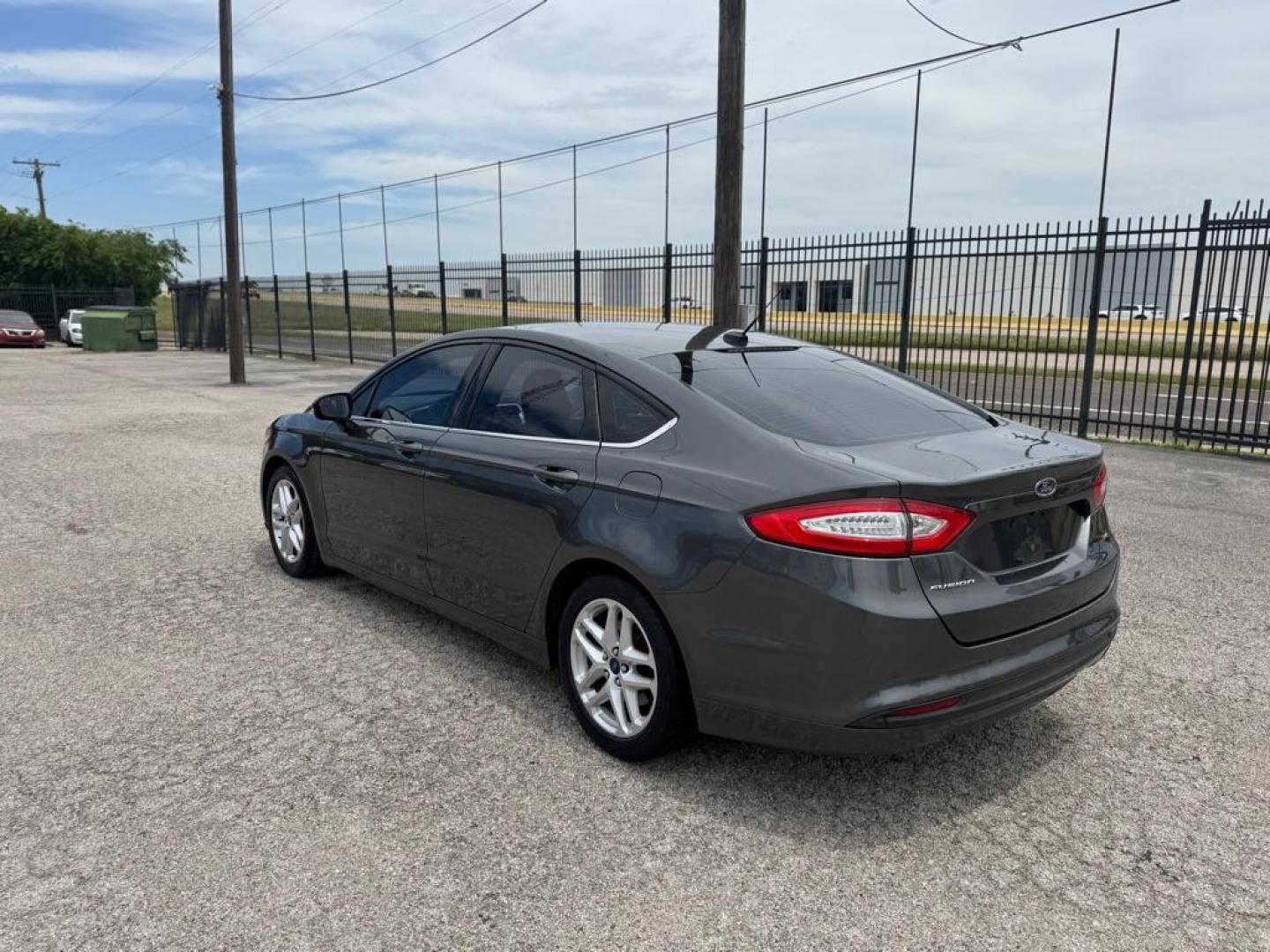 2016 GRAY FORD FUSION SE (3FA6P0H71GR) with an 2.5L engine, Automatic transmission, located at 1507 S Hwy 67, Cedar Hill, TX, 75104, (972) 293-1833, 32.556370, -96.973297 - Photo#3