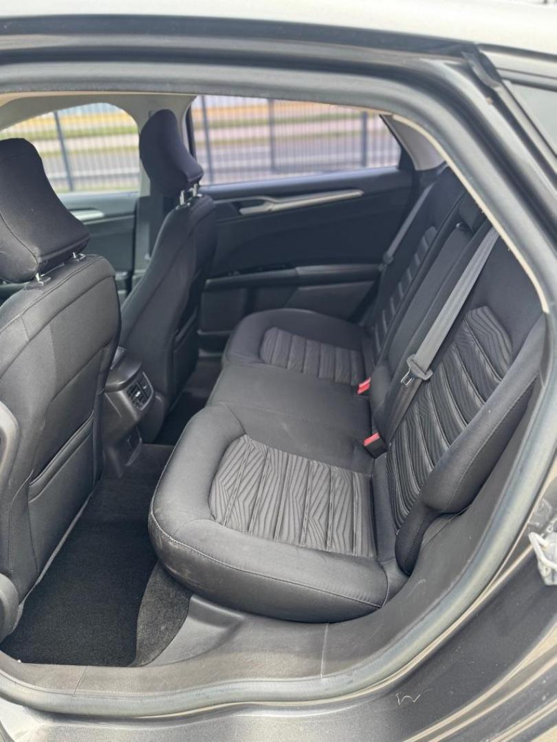 2016 GRAY FORD FUSION SE (3FA6P0H71GR) with an 2.5L engine, Automatic transmission, located at 1507 S Hwy 67, Cedar Hill, TX, 75104, (972) 293-1833, 32.556370, -96.973297 - Photo#4