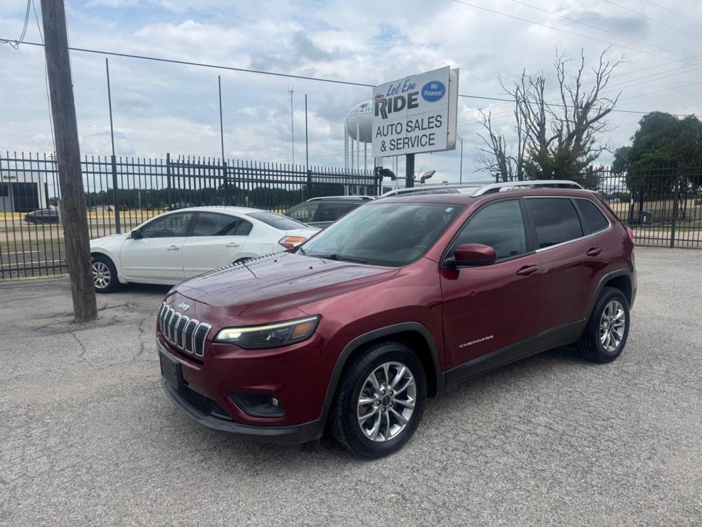 2019 RED JEEP CHEROKEE LATITUDE PLUS (1C4PJLLB4KD) with an 2.4L engine, Automatic transmission, located at 1507 S Hwy 67, Cedar Hill, TX, 75104, (972) 293-1833, 32.556370, -96.973297 - Photo#0