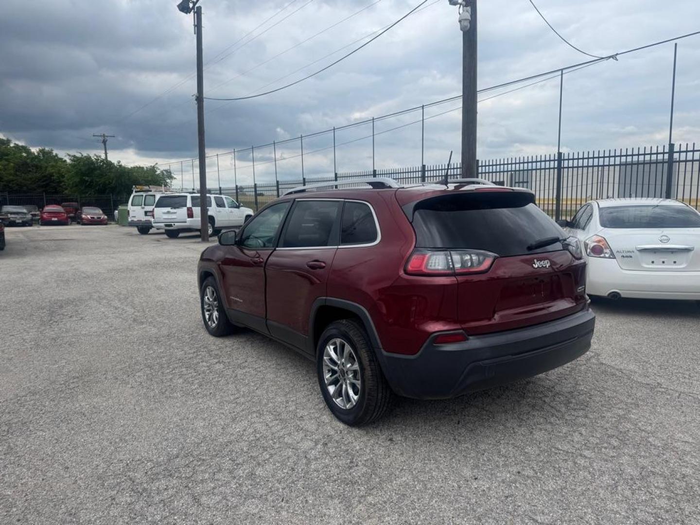 2019 RED JEEP CHEROKEE LATITUDE PLUS (1C4PJLLB4KD) with an 2.4L engine, Automatic transmission, located at 1507 S Hwy 67, Cedar Hill, TX, 75104, (972) 293-1833, 32.556370, -96.973297 - Photo#3