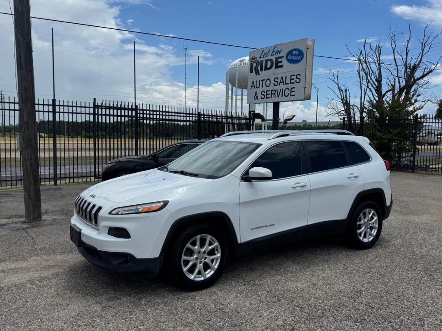 2015 WHITE JEEP CHEROKEE LATITUDE (1C4PJLCB9FW) with an 2.4L engine, Automatic transmission, located at 1507 S Hwy 67, Cedar Hill, TX, 75104, (972) 293-1833, 32.556370, -96.973297- Photo#0