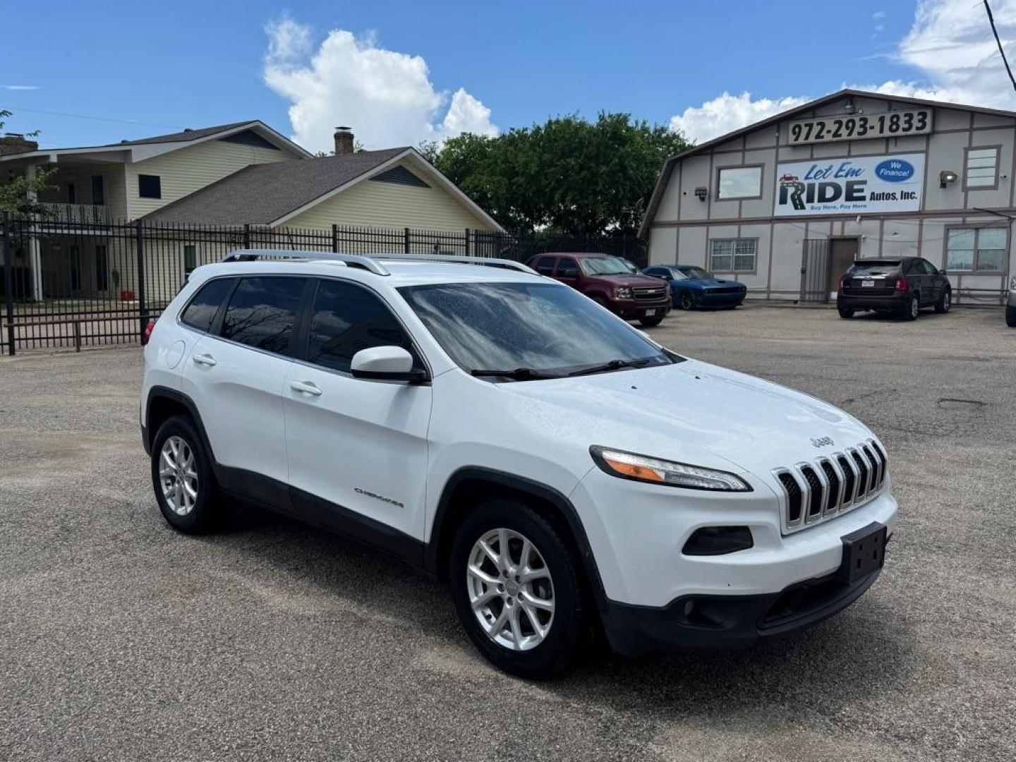 2015 WHITE JEEP CHEROKEE LATITUDE (1C4PJLCB9FW) with an 2.4L engine, Automatic transmission, located at 1507 S Hwy 67, Cedar Hill, TX, 75104, (972) 293-1833, 32.556370, -96.973297- Photo#1