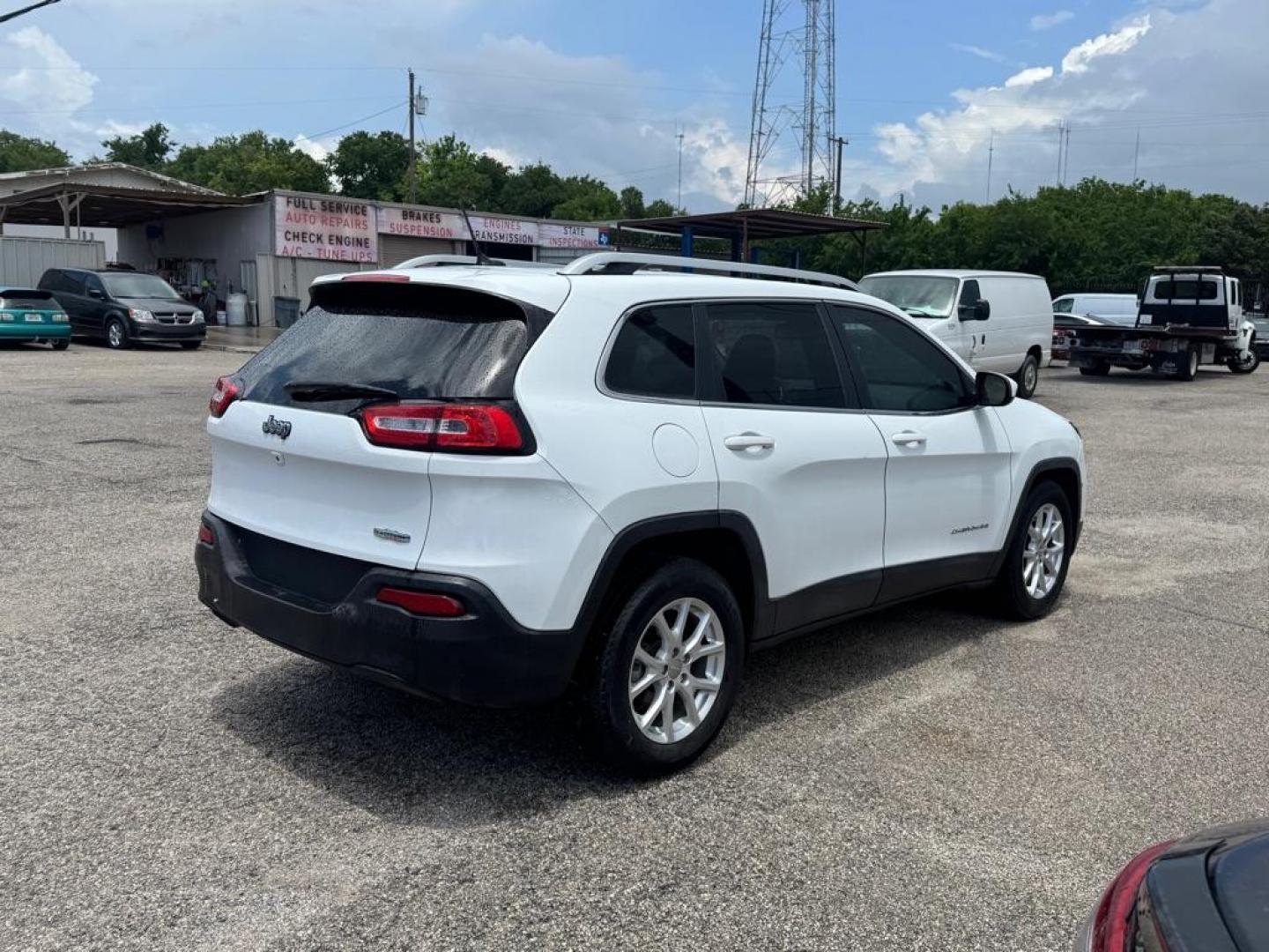 2015 WHITE JEEP CHEROKEE LATITUDE (1C4PJLCB9FW) with an 2.4L engine, Automatic transmission, located at 1507 S Hwy 67, Cedar Hill, TX, 75104, (972) 293-1833, 32.556370, -96.973297- Photo#2