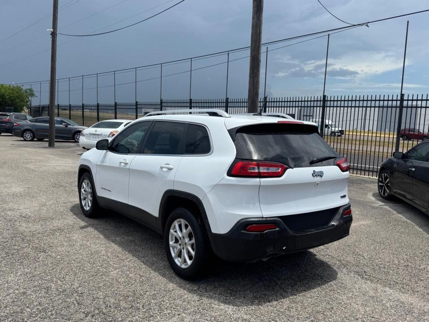 2015 WHITE JEEP CHEROKEE LATITUDE (1C4PJLCB9FW) with an 2.4L engine, Automatic transmission, located at 1507 S Hwy 67, Cedar Hill, TX, 75104, (972) 293-1833, 32.556370, -96.973297- Photo#3