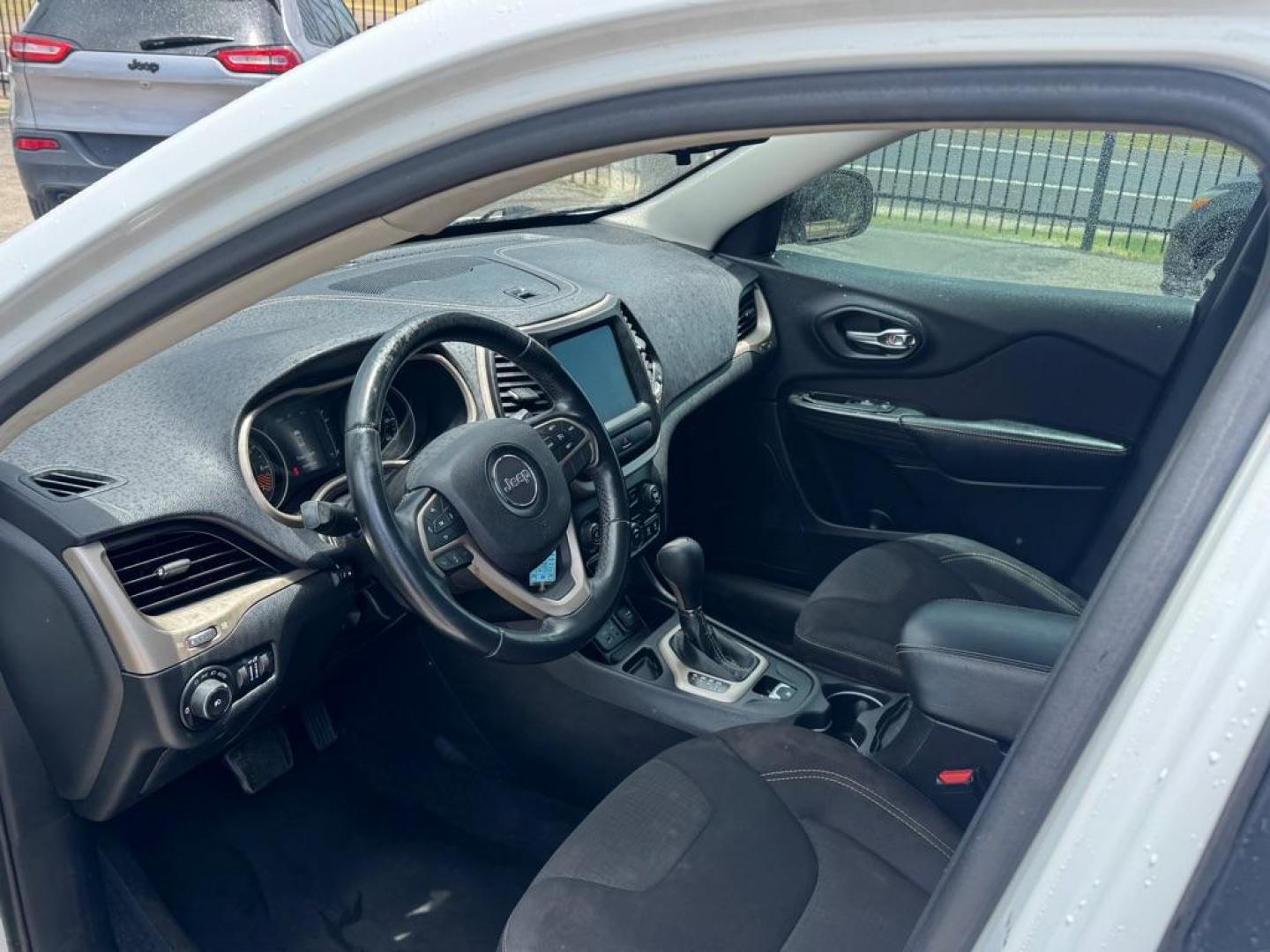 2015 WHITE JEEP CHEROKEE LATITUDE (1C4PJLCB9FW) with an 2.4L engine, Automatic transmission, located at 1507 S Hwy 67, Cedar Hill, TX, 75104, (972) 293-1833, 32.556370, -96.973297- Photo#5