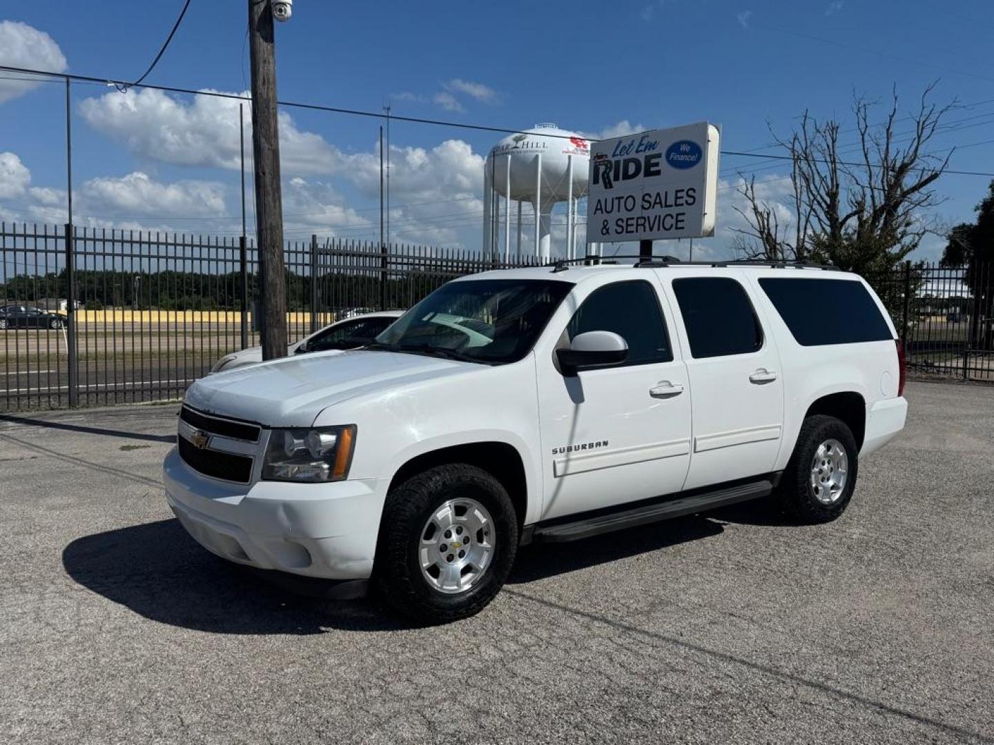 2013 WHITE CHEVROLET SUBURBAN 1500 LS (1GNSCHE01DR) with an 5.3L engine, Automatic transmission, located at 1507 S Hwy 67, Cedar Hill, TX, 75104, (972) 293-1833, 32.556370, -96.973297- Photo#0
