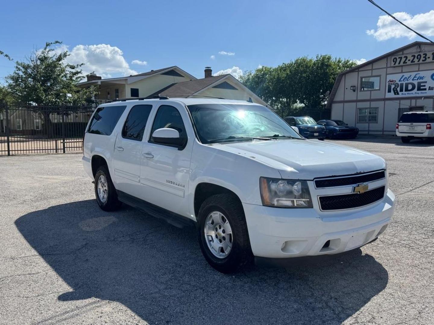 2013 WHITE CHEVROLET SUBURBAN 1500 LS (1GNSCHE01DR) with an 5.3L engine, Automatic transmission, located at 1507 S Hwy 67, Cedar Hill, TX, 75104, (972) 293-1833, 32.556370, -96.973297- Photo#1