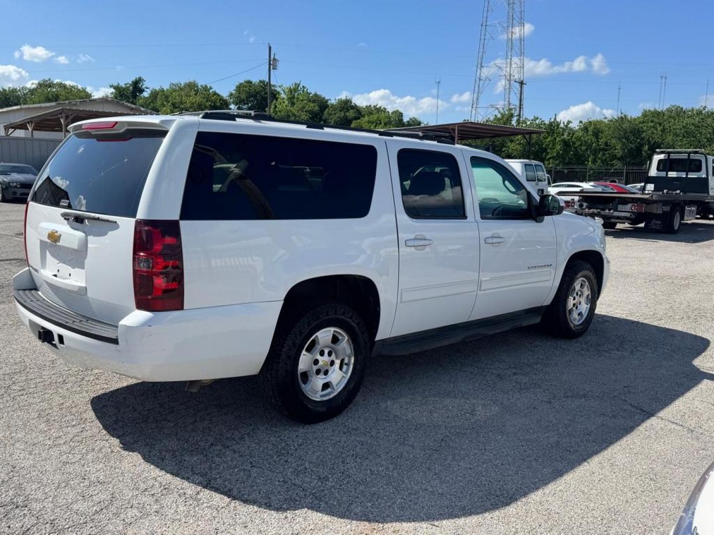 2013 WHITE CHEVROLET SUBURBAN 1500 LS (1GNSCHE01DR) with an 5.3L engine, Automatic transmission, located at 1507 S Hwy 67, Cedar Hill, TX, 75104, (972) 293-1833, 32.556370, -96.973297- Photo#2