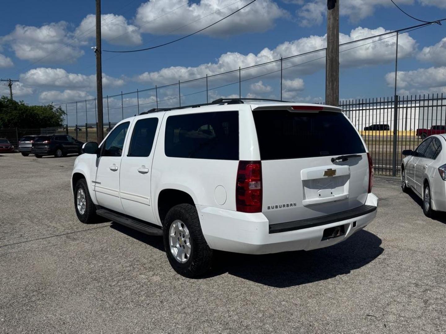 2013 WHITE CHEVROLET SUBURBAN 1500 LS (1GNSCHE01DR) with an 5.3L engine, Automatic transmission, located at 1507 S Hwy 67, Cedar Hill, TX, 75104, (972) 293-1833, 32.556370, -96.973297- Photo#3