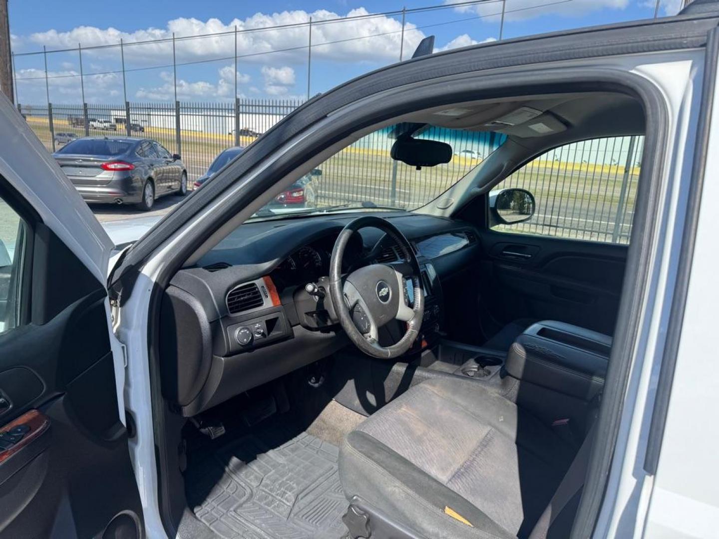 2013 WHITE CHEVROLET SUBURBAN 1500 LS (1GNSCHE01DR) with an 5.3L engine, Automatic transmission, located at 1507 S Hwy 67, Cedar Hill, TX, 75104, (972) 293-1833, 32.556370, -96.973297- Photo#6