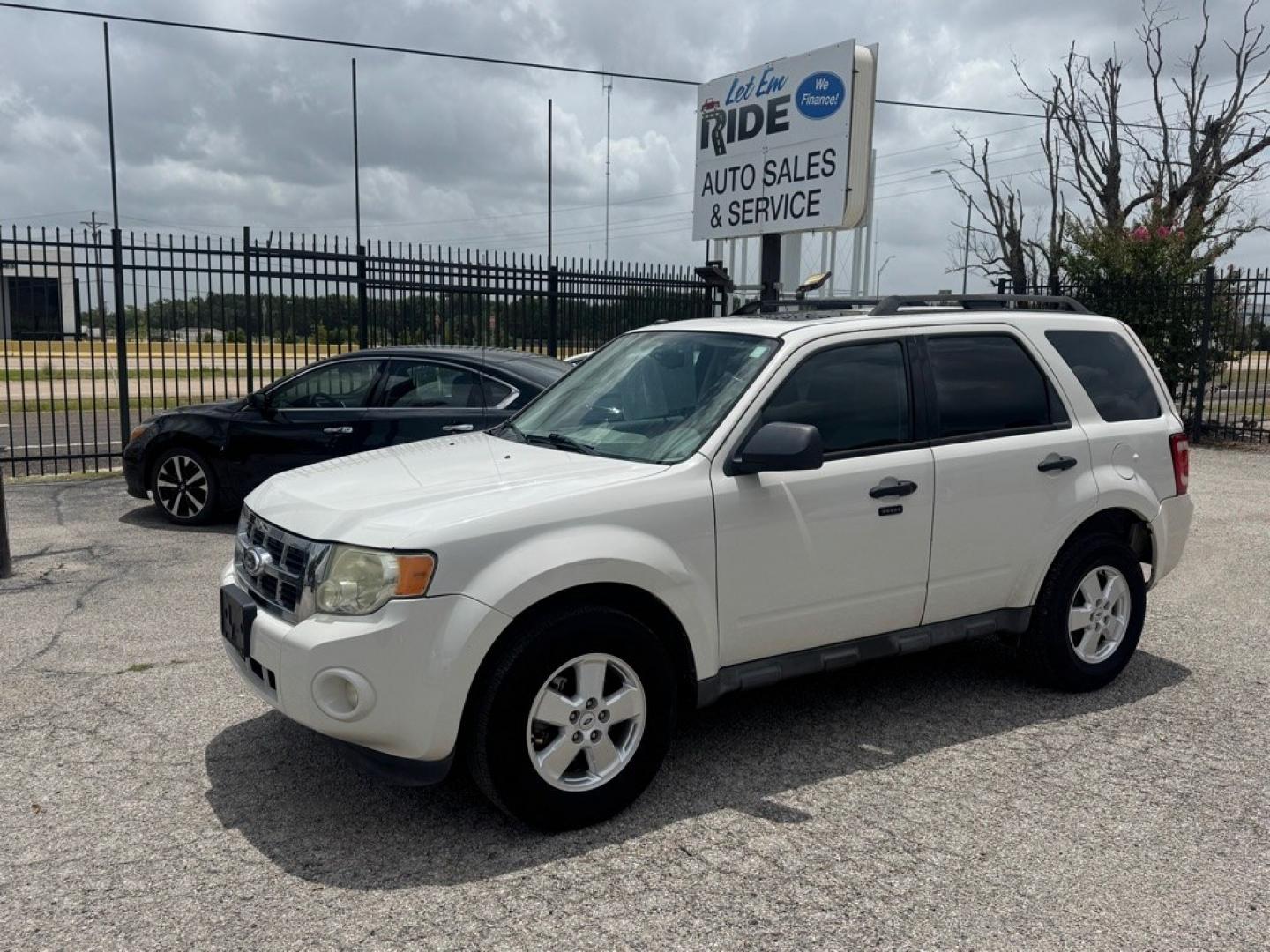2011 WHITE FORD ESCAPE XLT (1FMCU0D7XBK) with an 2.5L engine, Automatic transmission, located at 1507 S Hwy 67, Cedar Hill, TX, 75104, (972) 293-1833, 32.556370, -96.973297- Photo#0