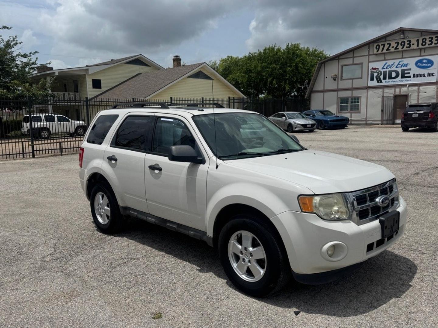 2011 WHITE FORD ESCAPE XLT (1FMCU0D7XBK) with an 2.5L engine, Automatic transmission, located at 1507 S Hwy 67, Cedar Hill, TX, 75104, (972) 293-1833, 32.556370, -96.973297- Photo#1