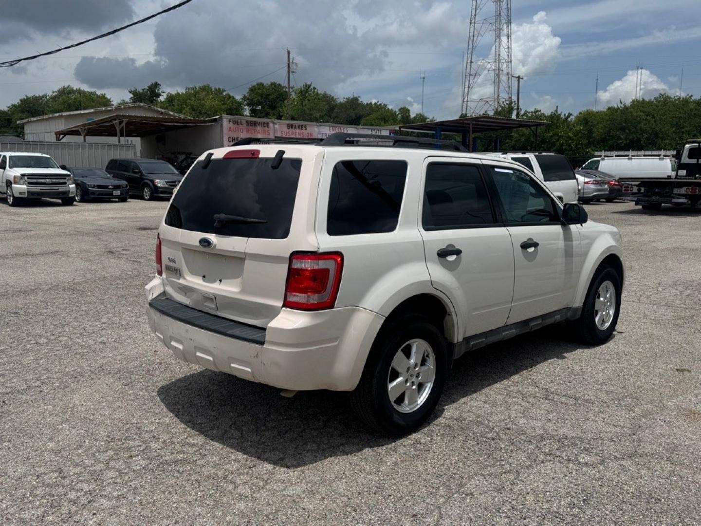 2011 WHITE FORD ESCAPE XLT (1FMCU0D7XBK) with an 2.5L engine, Automatic transmission, located at 1507 S Hwy 67, Cedar Hill, TX, 75104, (972) 293-1833, 32.556370, -96.973297- Photo#2