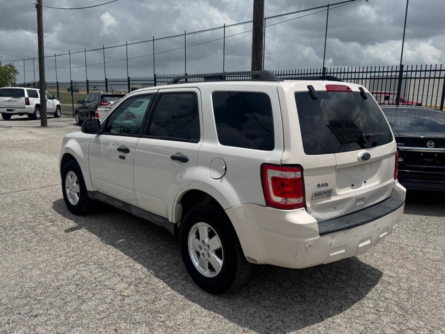 2011 WHITE FORD ESCAPE XLT (1FMCU0D7XBK) with an 2.5L engine, Automatic transmission, located at 1507 S Hwy 67, Cedar Hill, TX, 75104, (972) 293-1833, 32.556370, -96.973297- Photo#3