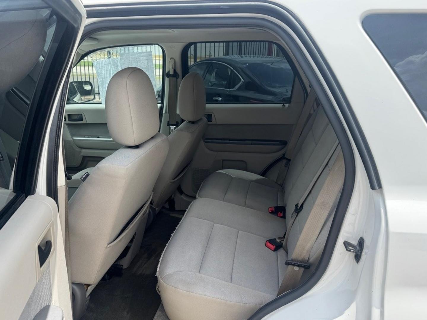 2011 WHITE FORD ESCAPE XLT (1FMCU0D7XBK) with an 2.5L engine, Automatic transmission, located at 1507 S Hwy 67, Cedar Hill, TX, 75104, (972) 293-1833, 32.556370, -96.973297- Photo#4