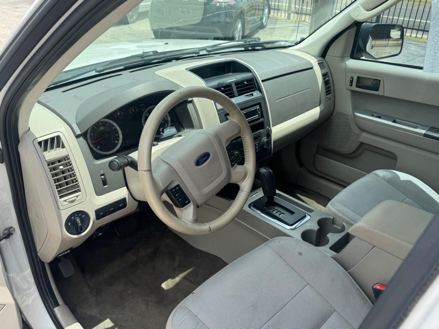 2011 WHITE FORD ESCAPE XLT (1FMCU0D7XBK) with an 2.5L engine, Automatic transmission, located at 1507 S Hwy 67, Cedar Hill, TX, 75104, (972) 293-1833, 32.556370, -96.973297- Photo#5
