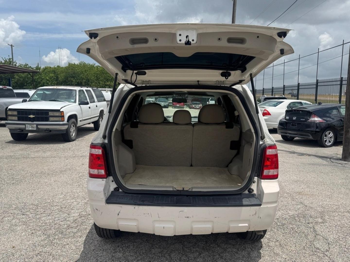 2011 WHITE FORD ESCAPE XLT (1FMCU0D7XBK) with an 2.5L engine, Automatic transmission, located at 1507 S Hwy 67, Cedar Hill, TX, 75104, (972) 293-1833, 32.556370, -96.973297- Photo#6