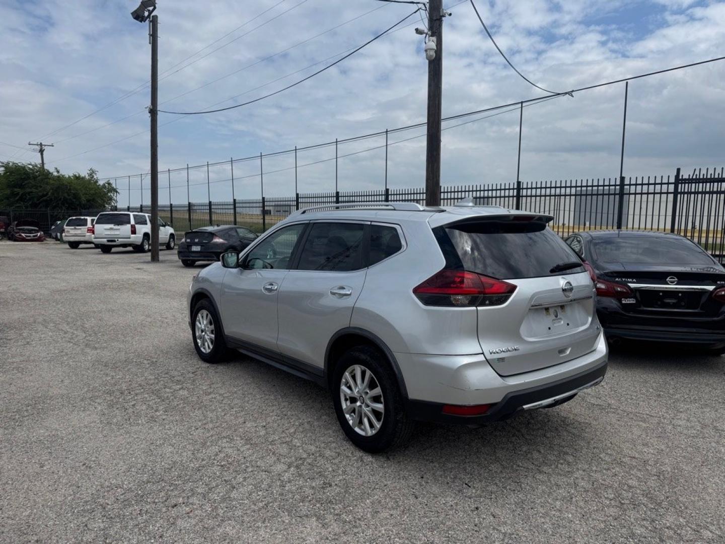 2018 SILVER NISSAN ROGUE S (KNMAT2MT2JP) with an 2.5L engine, Continuously Variable transmission, located at 1507 S Hwy 67, Cedar Hill, TX, 75104, (972) 293-1833, 32.556370, -96.973297- Photo#3