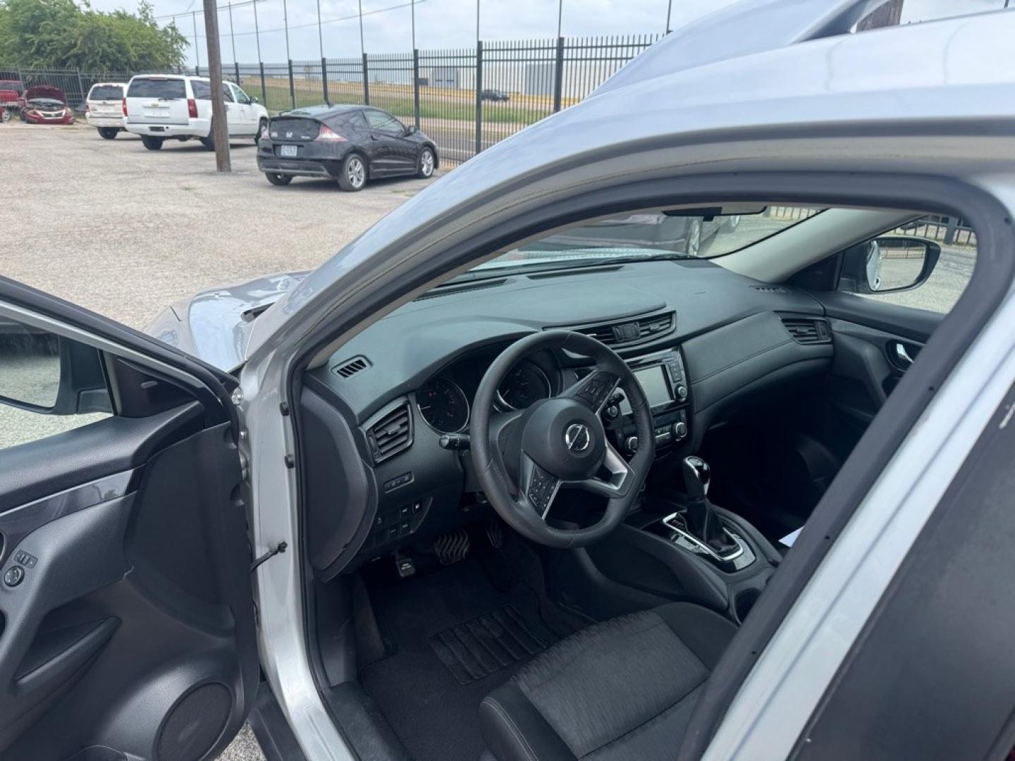 2018 SILVER NISSAN ROGUE S (KNMAT2MT2JP) with an 2.5L engine, Continuously Variable transmission, located at 1507 S Hwy 67, Cedar Hill, TX, 75104, (972) 293-1833, 32.556370, -96.973297- Photo#5