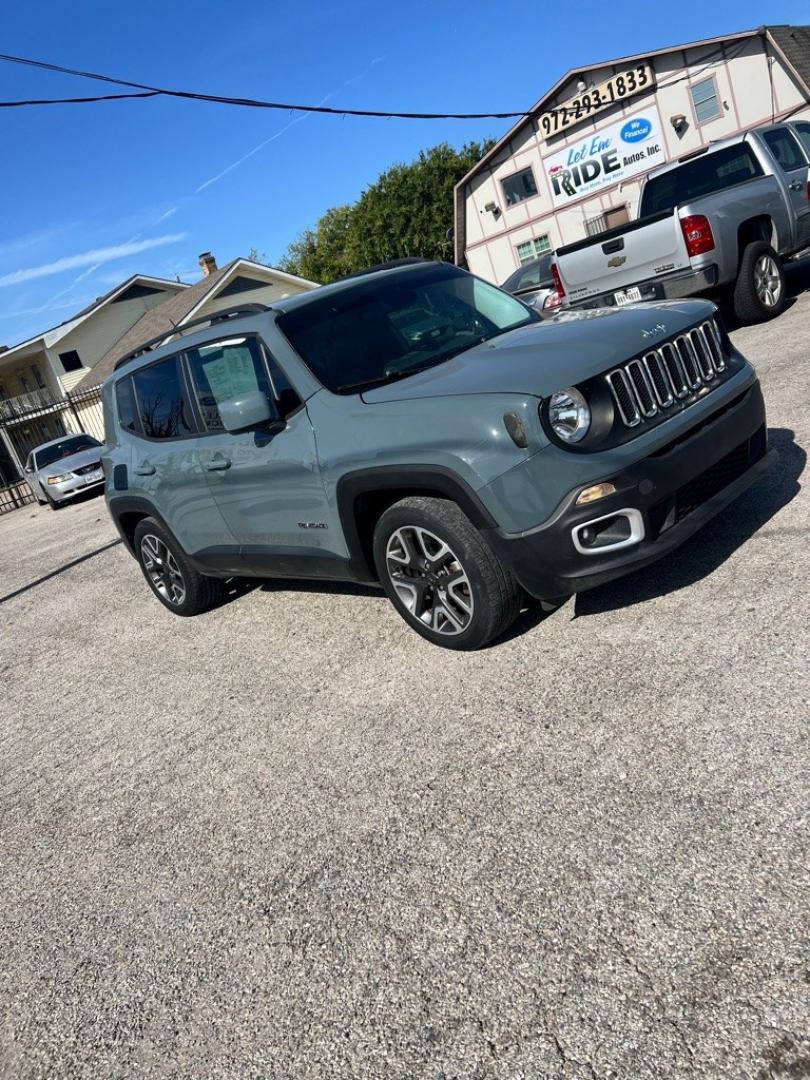 2017 GRAY JEEP RENEGADE LATITUDE (ZACCJABB3HP) with an 2.4L engine, Automatic transmission, located at 1507 S Hwy 67, Cedar Hill, TX, 75104, (972) 293-1833, 32.556370, -96.973297- Photo#2