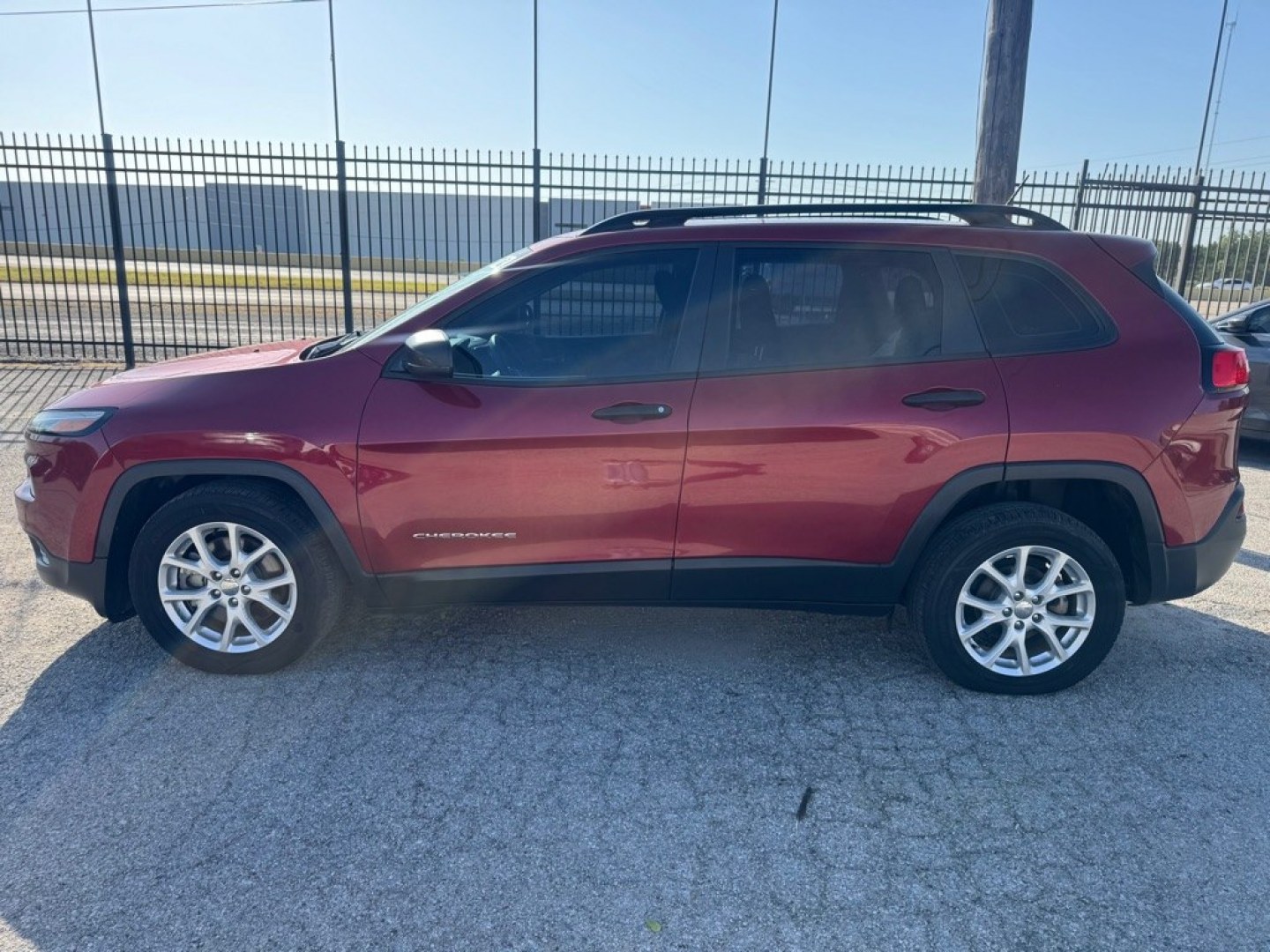 2016 RED JEEP CHEROKEE SPORT (1C4PJLAB0GW) with an 2.4L engine, Automatic transmission, located at 1507 S Hwy 67, Cedar Hill, TX, 75104, (972) 293-1833, 32.556370, -96.973297- Photo#6