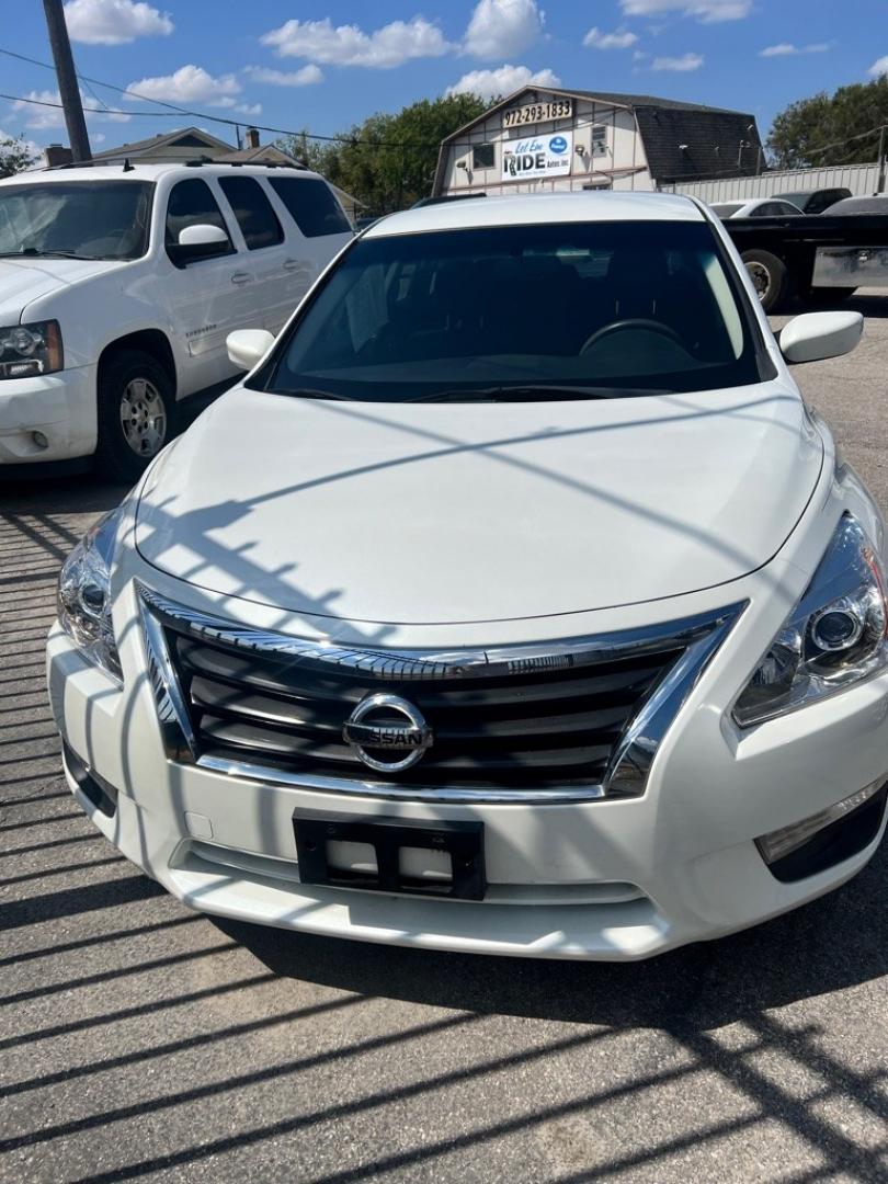 2014 WHITE NISSAN ALTIMA 2.5 (1N4AL3AP8EC) with an 2.5L engine, Continuously Variable transmission, located at 1507 S Hwy 67, Cedar Hill, TX, 75104, (972) 293-1833, 32.556370, -96.973297- Photo#1