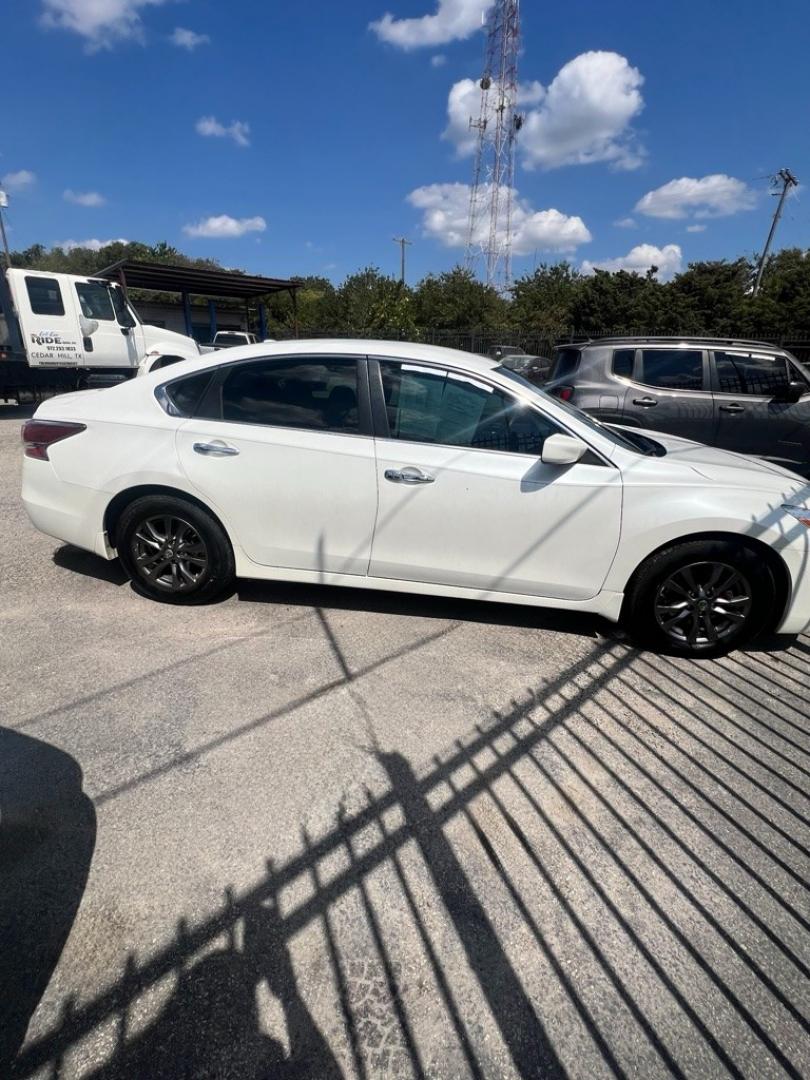 2014 WHITE NISSAN ALTIMA 2.5 (1N4AL3AP8EC) with an 2.5L engine, Continuously Variable transmission, located at 1507 S Hwy 67, Cedar Hill, TX, 75104, (972) 293-1833, 32.556370, -96.973297- Photo#2