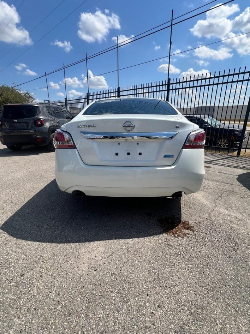 2014 WHITE NISSAN ALTIMA 2.5 (1N4AL3AP8EC) with an 2.5L engine, Continuously Variable transmission, located at 1507 S Hwy 67, Cedar Hill, TX, 75104, (972) 293-1833, 32.556370, -96.973297- Photo#3