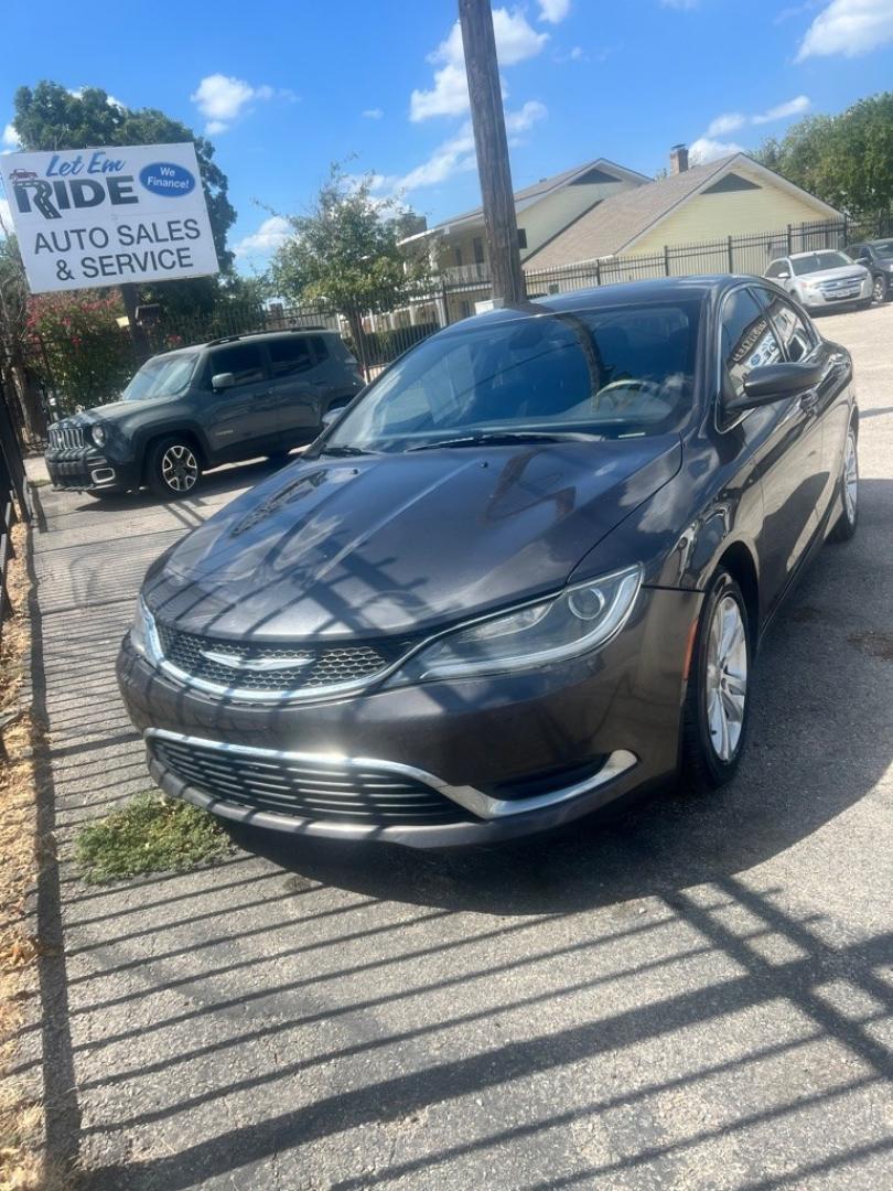 2016 GRAY CHRYSLER 200 LIMITED (1C3CCCAB8GN) with an 2.4L engine, Automatic transmission, located at 1507 S Hwy 67, Cedar Hill, TX, 75104, (972) 293-1833, 32.556370, -96.973297- Photo#1