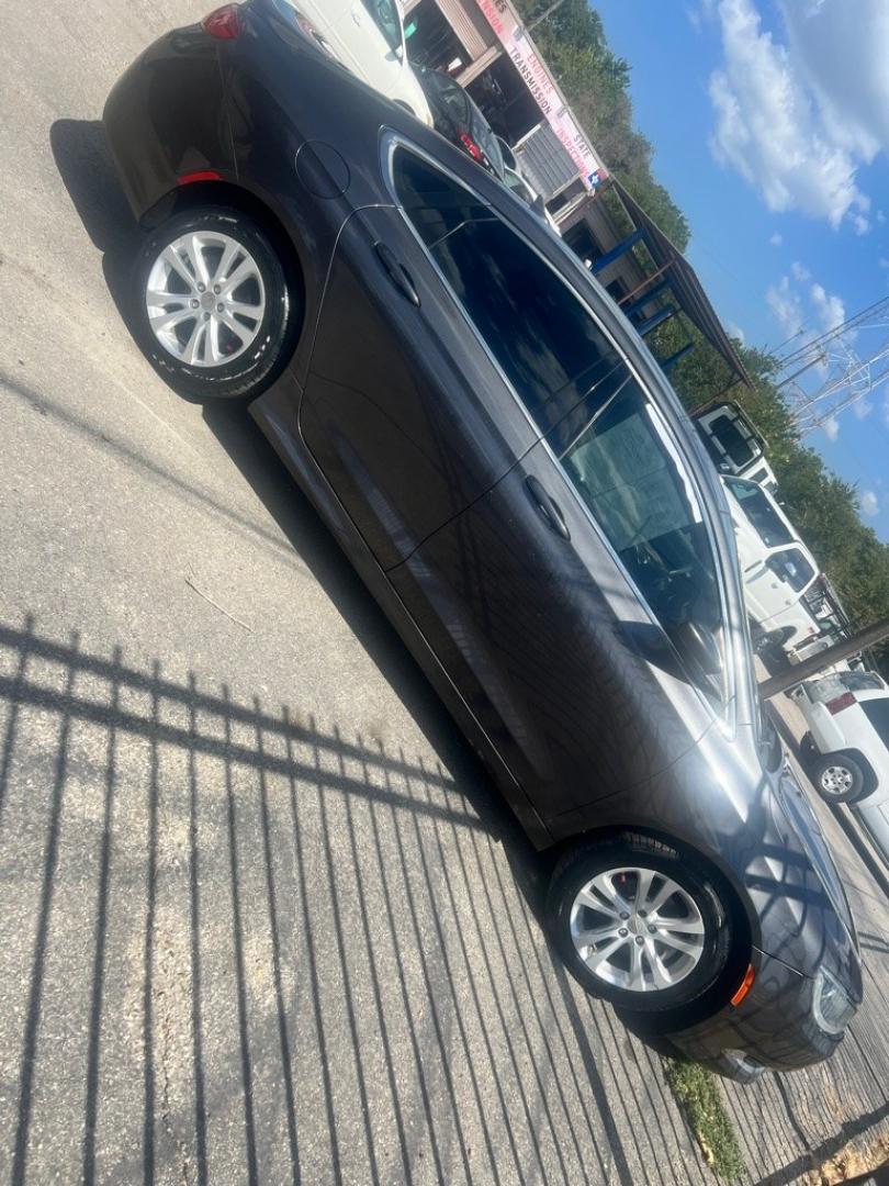 2016 GRAY CHRYSLER 200 LIMITED (1C3CCCAB8GN) with an 2.4L engine, Automatic transmission, located at 1507 S Hwy 67, Cedar Hill, TX, 75104, (972) 293-1833, 32.556370, -96.973297- Photo#2