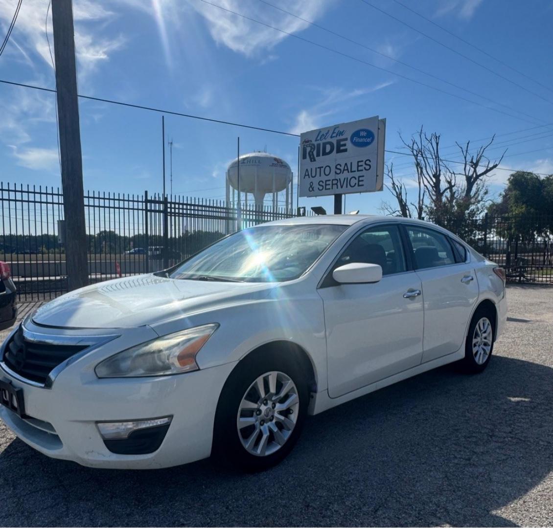 2015 WHITE NISSAN ALTIMA 2.5 (1N4AL3AP7FC) with an 2.5L engine, Continuously Variable transmission, located at 1507 S Hwy 67, Cedar Hill, TX, 75104, (972) 293-1833, 32.556370, -96.973297- Photo#0