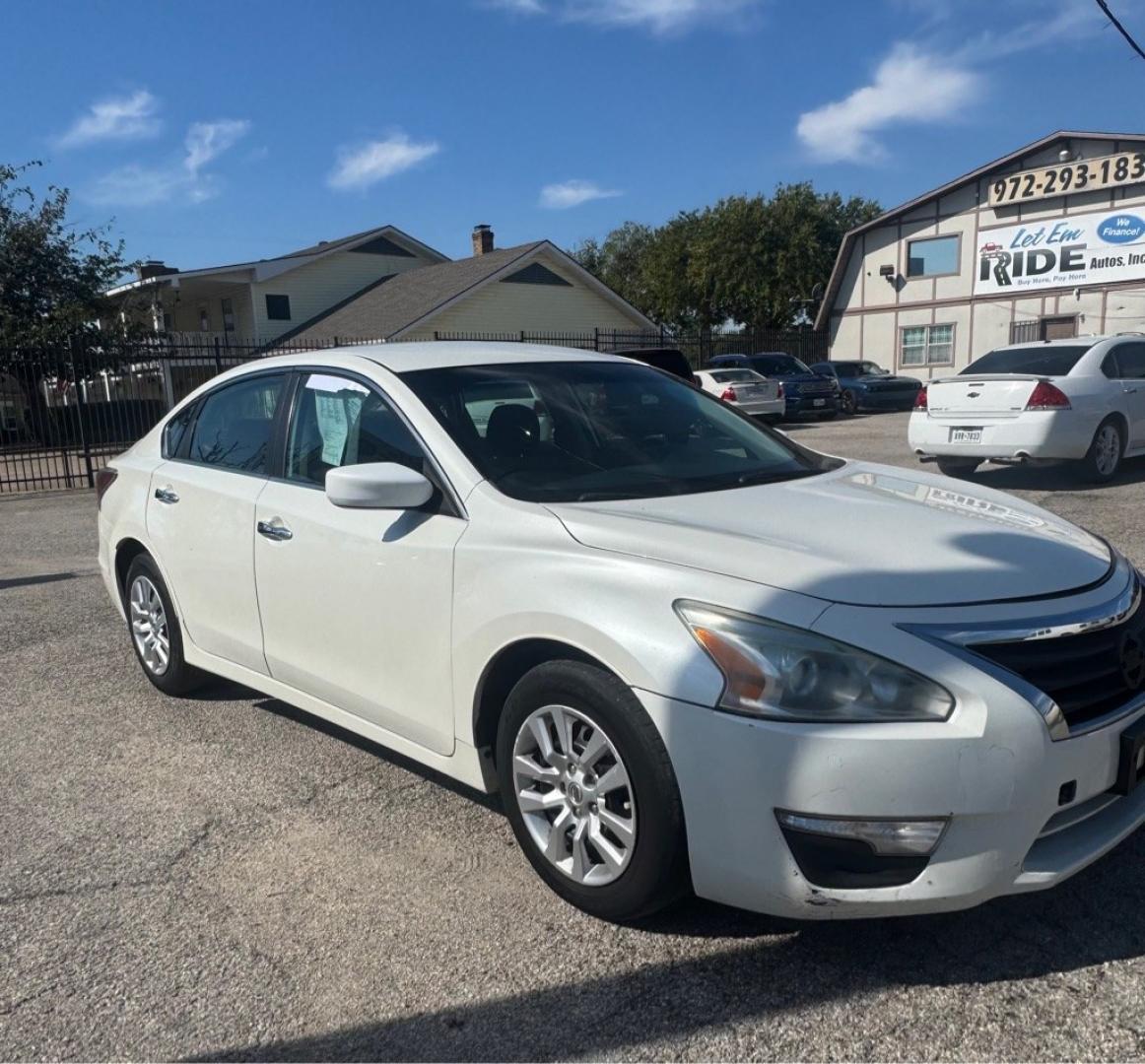 2015 WHITE NISSAN ALTIMA 2.5 (1N4AL3AP7FC) with an 2.5L engine, Continuously Variable transmission, located at 1507 S Hwy 67, Cedar Hill, TX, 75104, (972) 293-1833, 32.556370, -96.973297- Photo#2