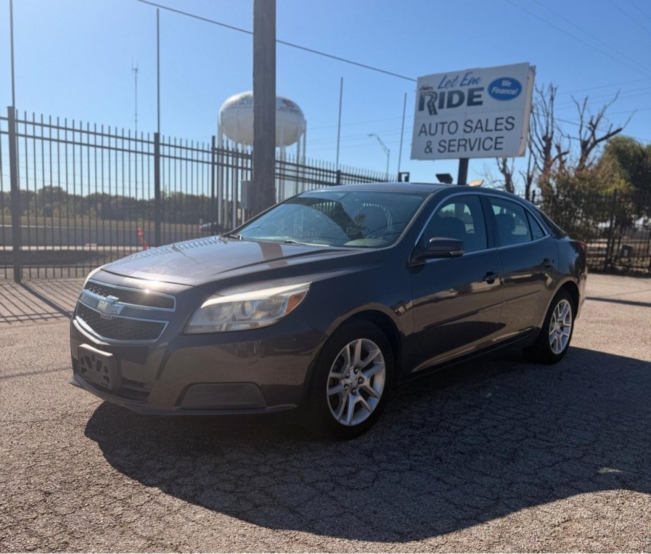 2013 GRAY CHEVROLET MALIBU 1LT (1G11C5SA2DF) with an 2.5L engine, Automatic transmission, located at 1507 S Hwy 67, Cedar Hill, TX, 75104, (972) 293-1833, 32.556370, -96.973297- Photo#0