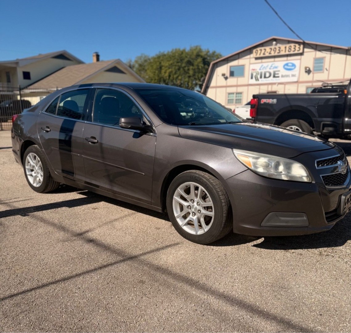 2013 GRAY CHEVROLET MALIBU 1LT (1G11C5SA2DF) with an 2.5L engine, Automatic transmission, located at 1507 S Hwy 67, Cedar Hill, TX, 75104, (972) 293-1833, 32.556370, -96.973297- Photo#2